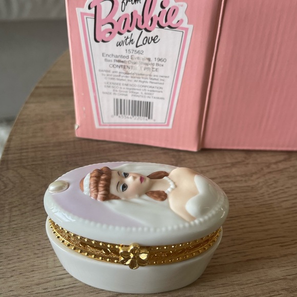 Vintage Barbie Oval Jewelry Box - From Barbie with Love - Wedding Day - Picture 2 of 3